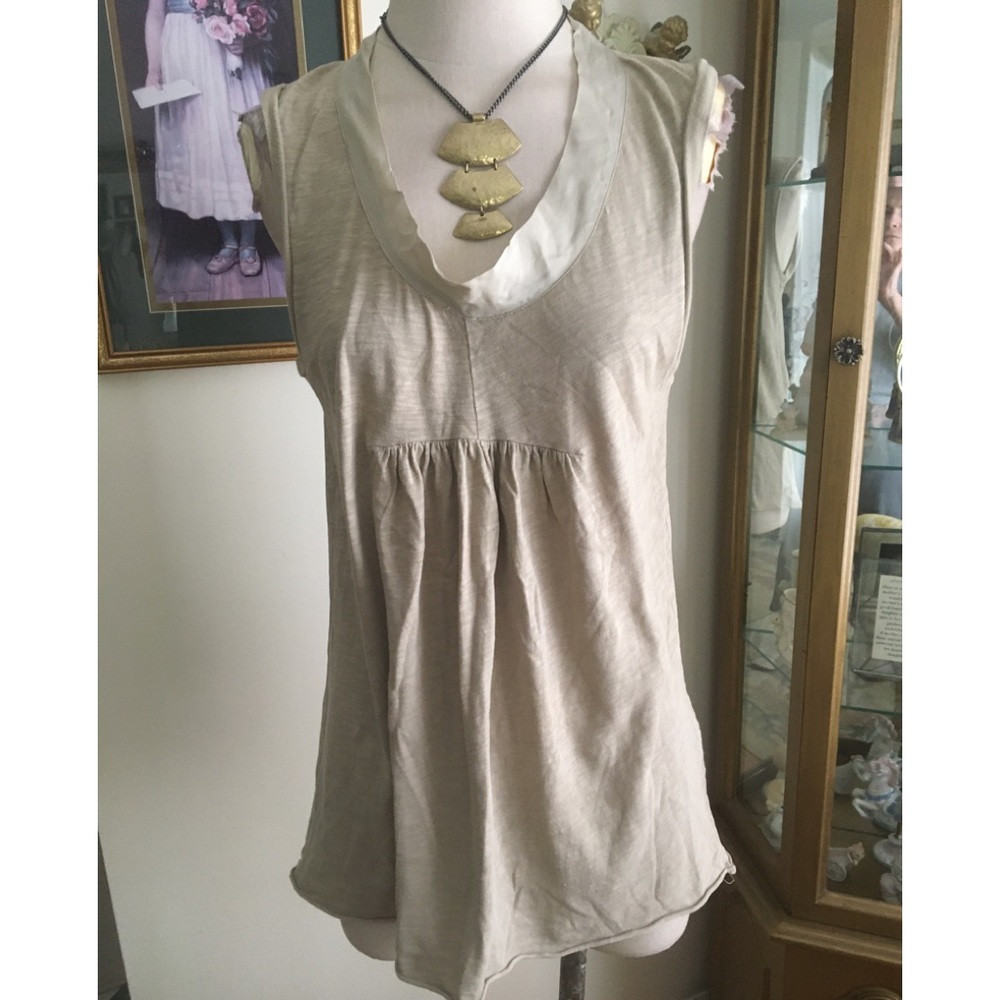Generra NWOT beige sleeveless top size M